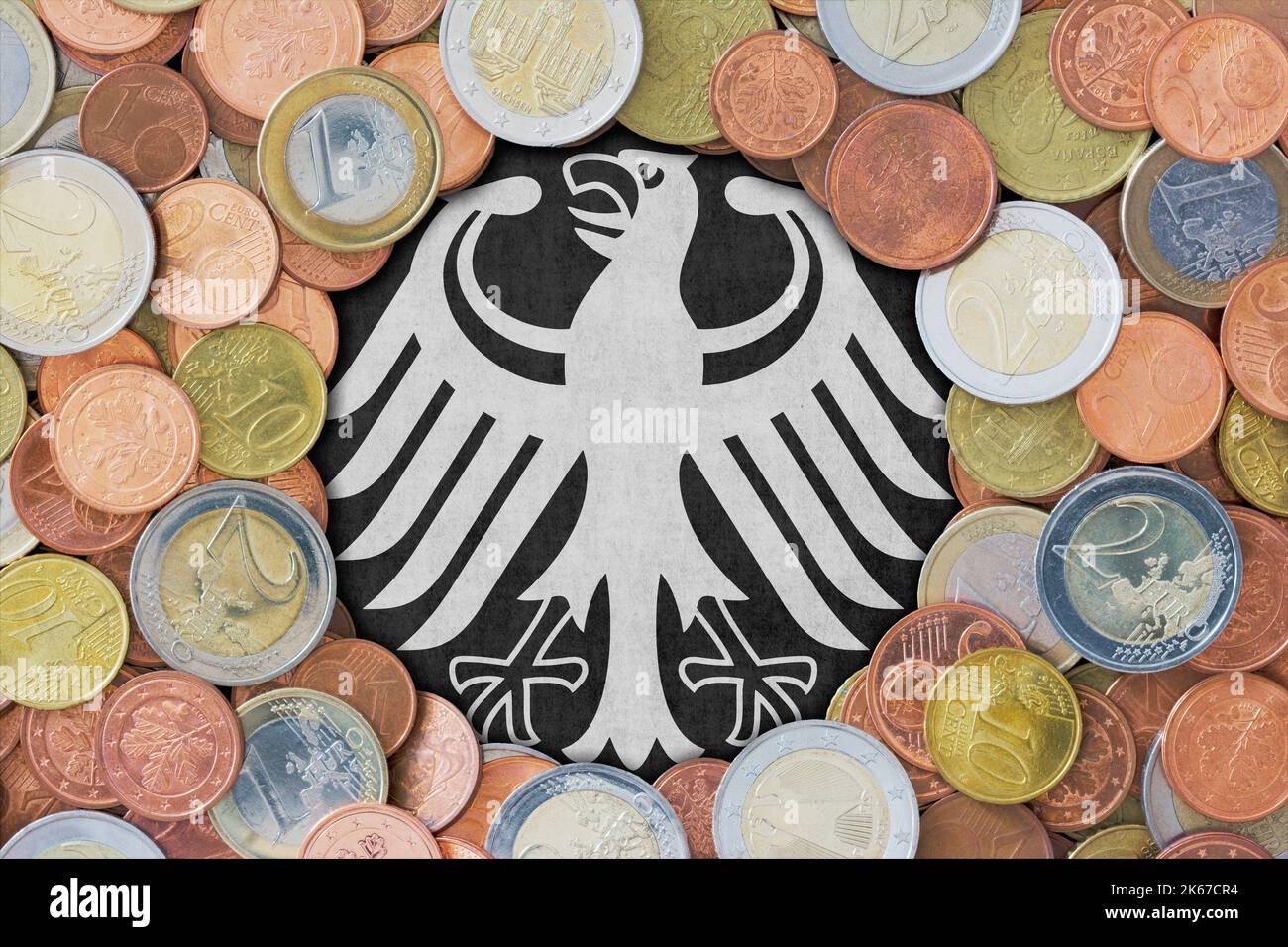 Monete in euro intorno all'aquila federale tedesca Foto Stock