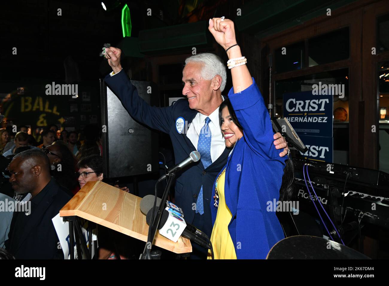 Miami, Stati Uniti. 11th Ott 2022. Candidato democratico per il governatore tenente della Florida, Karla Hernandez, a destra, con Charlie Crist, candidato democratico Gubernatorial della Florida durante l'evento di campagna a Ball & Chain a Miami, Florida, USA, il 11 ottobre 2022. (Foto di Michele Eve Sandberg/Sipa USA) Credit: Sipa USA/Alamy Live News Foto Stock