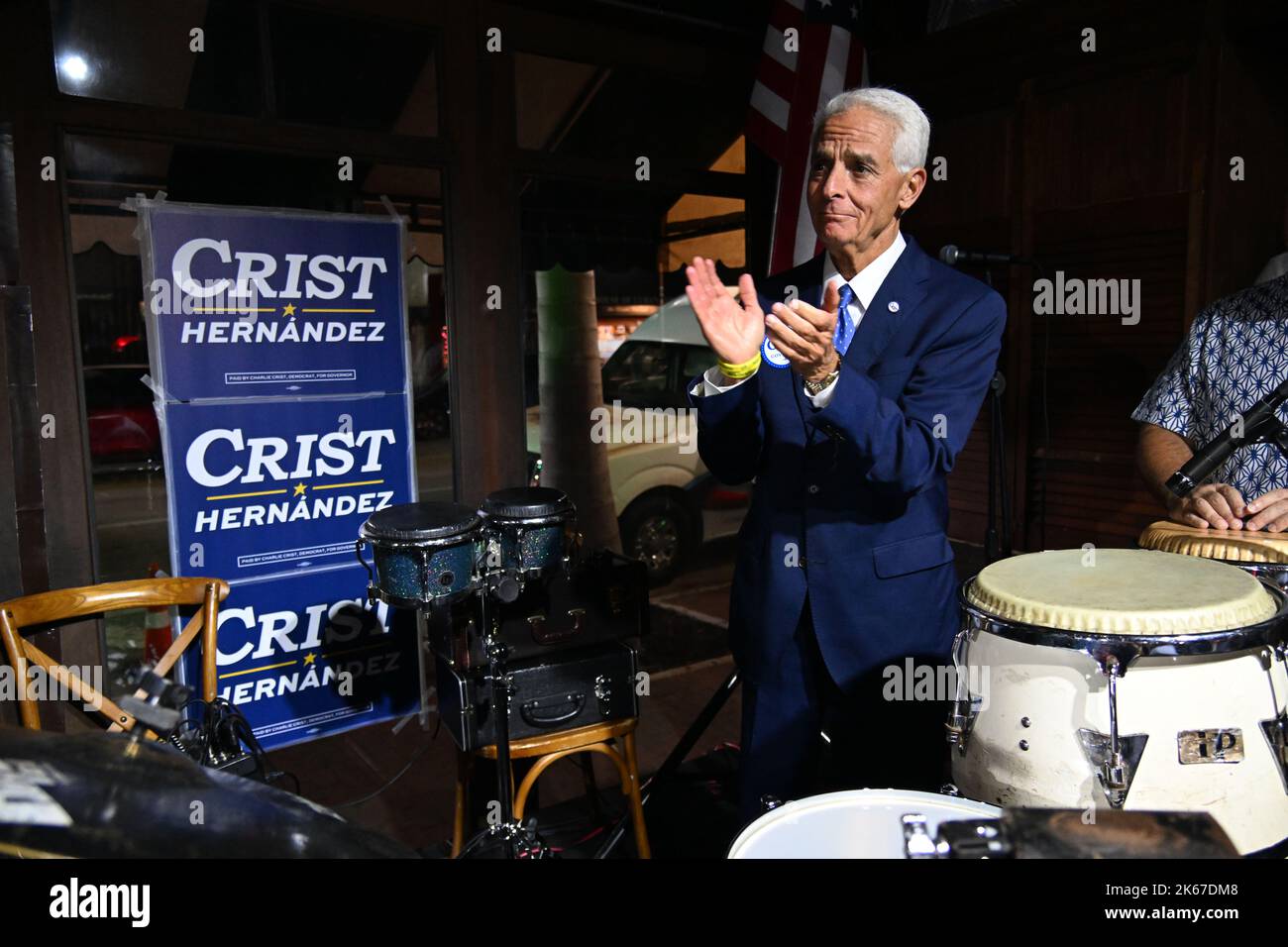 Miami, Stati Uniti. 11th Ott 2022. Florida Gubernatorial democratico candidato Charlie Crist durante la campagna di evento a Ball & Chain a Miami, Florida, USA, il 11 ottobre 2022. A Charlie Crist si affianca il suo compagno di corsa Karla Hernandez, portando la lotta a DeSantis insieme ai sostenitori della base e ai leader della comunità locale. (Foto di Michele Eve Sandberg/Sipa USA) Credit: Sipa USA/Alamy Live News Foto Stock