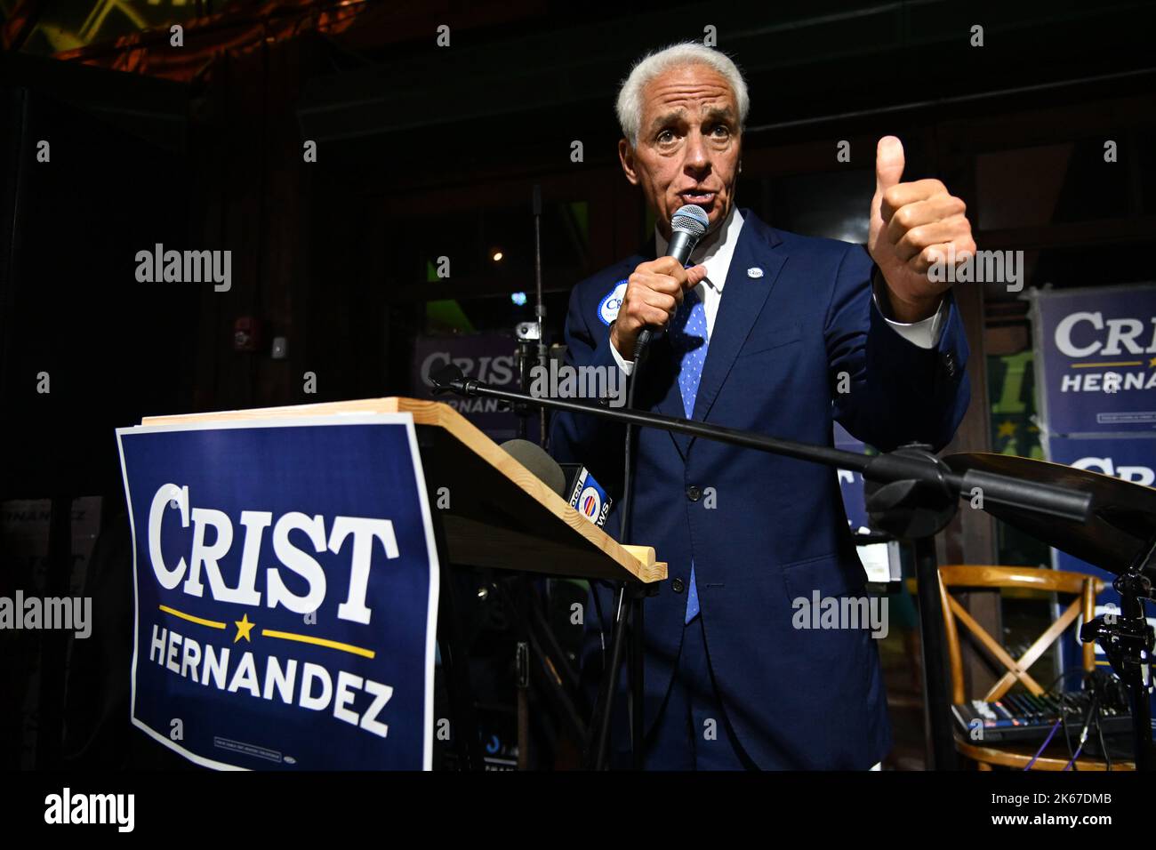 Miami, Stati Uniti. 11th Ott 2022. Il candidato democratico del Gubernatorial della Florida Charlie Crist parla durante l'evento di campagna a Ball & Chain a Miami, Florida, Stati Uniti, il 11 ottobre 2022. Charlie Crist è Unito dal suo compagno di corsa Karla Hernandez, portando la lotta a DeSantis insieme ai sostenitori di base e ai leader della comunità locale. (Foto di Michele Eve Sandberg/Sipa USA) Credit: Sipa USA/Alamy Live News Foto Stock