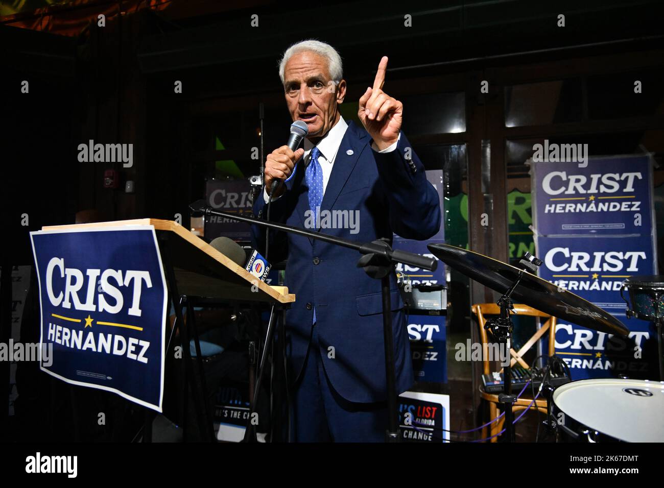 Miami, Stati Uniti. 11th Ott 2022. Il candidato democratico del Gubernatorial della Florida Charlie Crist parla durante l'evento di campagna a Ball & Chain a Miami, Florida, Stati Uniti, il 11 ottobre 2022. Charlie Crist è Unito dal suo compagno di corsa Karla Hernandez, portando la lotta a DeSantis insieme ai sostenitori di base e ai leader della comunità locale. (Foto di Michele Eve Sandberg/Sipa USA) Credit: Sipa USA/Alamy Live News Foto Stock