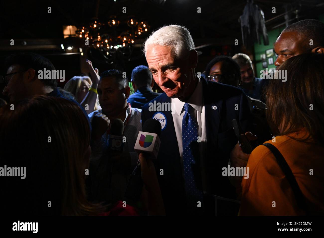 Miami, Stati Uniti. 11th Ott 2022. Charlie Crist, il candidato democratico Gubernatorial della Florida, intervistato dalla stampa durante l'evento della campagna a Ball & Chain a Miami, Florida, USA, il 11 ottobre 2022. Charlie Crist si unisce al suo compagno di corsa Karla Hernandez, portando la lotta a DeSantis insieme a sostenitori di base e leader della comunità locale. (Foto di Michele Eve Sandberg/Sipa USA) Credit: Sipa USA/Alamy Live News Foto Stock