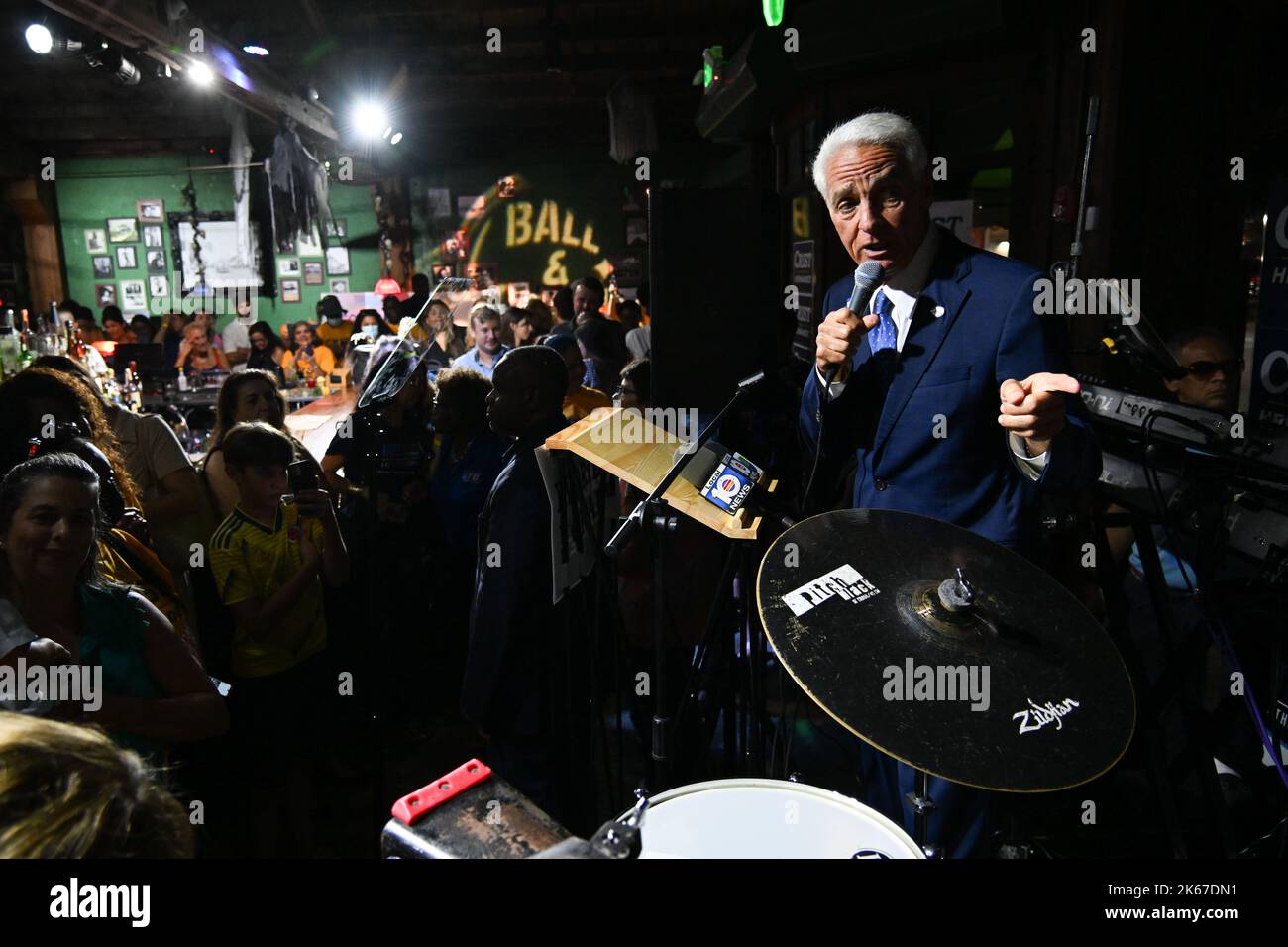 Miami, Stati Uniti. 11th Ott 2022. Il candidato democratico del Gubernatorial della Florida Charlie Crist parla durante l'evento di campagna a Ball & Chain a Miami, Florida, Stati Uniti, il 11 ottobre 2022. Charlie Crist è Unito dal suo compagno di corsa Karla Hernandez, portando la lotta a DeSantis insieme ai sostenitori di base e ai leader della comunità locale. (Foto di Michele Eve Sandberg/Sipa USA) Credit: Sipa USA/Alamy Live News Foto Stock
