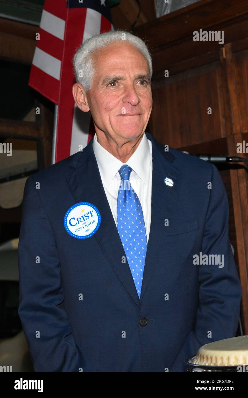 Miami, Stati Uniti. 11th Ott 2022. Florida Gubernatorial democratico candidato Charlie Crist durante la campagna di evento a Ball & Chain a Miami, Florida, USA, il 11 ottobre 2022. A Charlie Crist si affianca il suo compagno di corsa Karla Hernandez, portando la lotta a DeSantis insieme ai sostenitori della base e ai leader della comunità locale. (Foto di Michele Eve Sandberg/Sipa USA) Credit: Sipa USA/Alamy Live News Foto Stock
