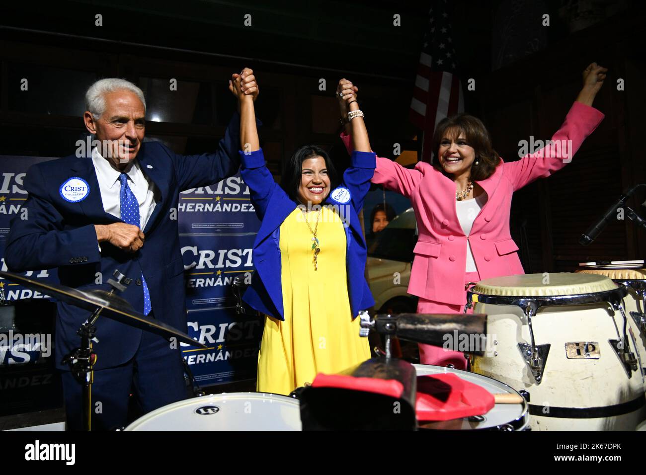 Charlie Crist, Karla Hernandez e il senatore Annette Taddeo posano per una fotografia durante l'evento della campagna del candidato democratico del Gubernatorial della Florida Charlie Crist a Ball & Chain a Miami, Florida, USA, il 11 ottobre 2022. (Foto di Michele Eve Sandberg/Sipa USA) Foto Stock