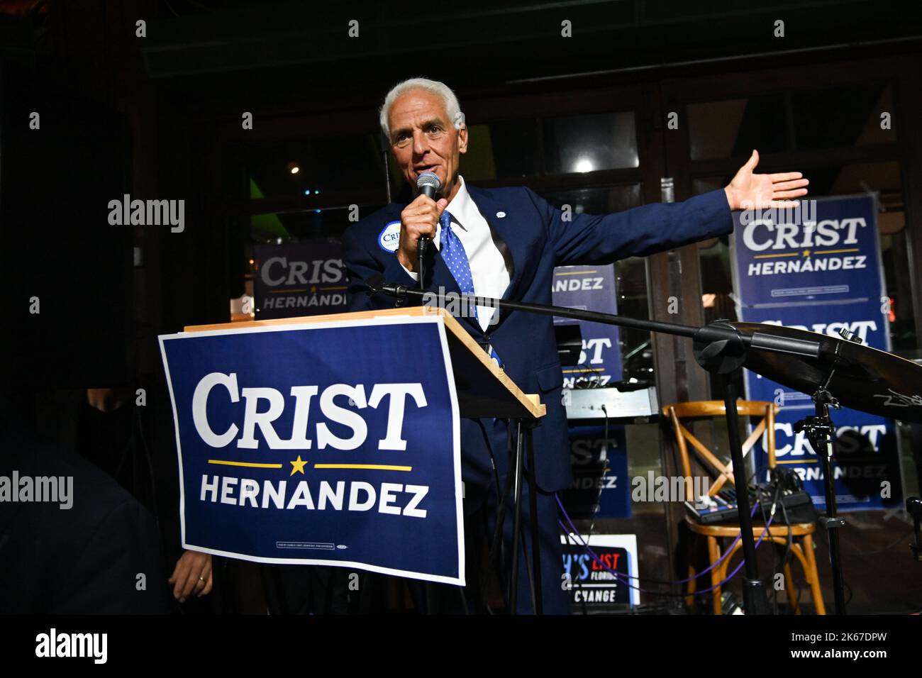 Miami, Stati Uniti. 11th Ott 2022. Il candidato democratico del Gubernatorial della Florida Charlie Crist parla durante l'evento di campagna a Ball & Chain a Miami, Florida, Stati Uniti, il 11 ottobre 2022. Charlie Crist è Unito dal suo compagno di corsa Karla Hernandez, portando la lotta a DeSantis insieme ai sostenitori di base e ai leader della comunità locale. (Foto di Michele Eve Sandberg/Sipa USA) Credit: Sipa USA/Alamy Live News Foto Stock