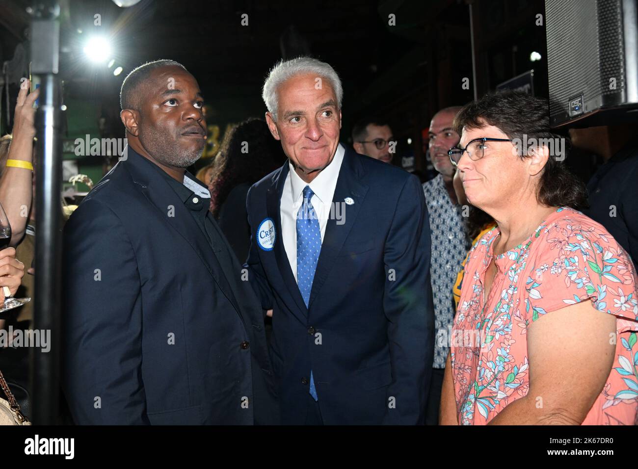Miami, Stati Uniti. 11th Ott 2022. Florida Gubernatorial democratico candidato Charlie Crist (centro) durante la campagna di evento a Ball & Chain a Miami, Florida, USA, il 11 ottobre 2022. A Charlie Crist si affianca il suo compagno di corsa Karla Hernandez, portando la lotta a DeSantis insieme ai sostenitori della base e ai leader della comunità locale. (Foto di Michele Eve Sandberg/Sipa USA) Credit: Sipa USA/Alamy Live News Foto Stock