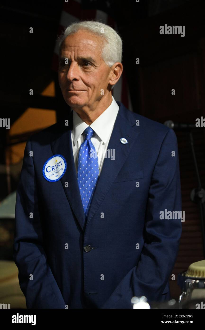 Florida Gubernatorial democratico candidato Charlie Crist durante la campagna di evento a Ball & Chain a Miami, Florida, USA, il 11 ottobre 2022. A Charlie Crist si affianca il suo compagno di corsa Karla Hernandez, portando la lotta a DeSantis insieme ai sostenitori della base e ai leader della comunità locale. (Foto di Michele Eve Sandberg/Sipa USA) Foto Stock