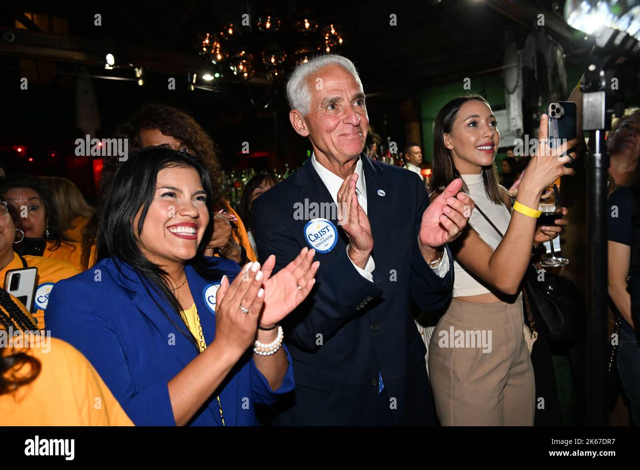 Il candidato democratico per il governatore tenente della Florida, Karla Hernandez, ha lasciato, con Charlie Crist, il candidato democratico Gubernatorial della Florida durante l'evento di campagna a Ball & Chain a Miami, Florida, USA, il 11 ottobre 2022. (Foto di Michele Eve Sandberg/Sipa USA) Foto Stock