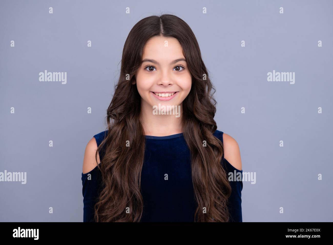 Faccia felice, emozioni positive e sorridenti della ragazza adolescente. Bambina piccola 12,13, 14 anni su sfondo isolato. Ritratto studio per bambini Foto Stock