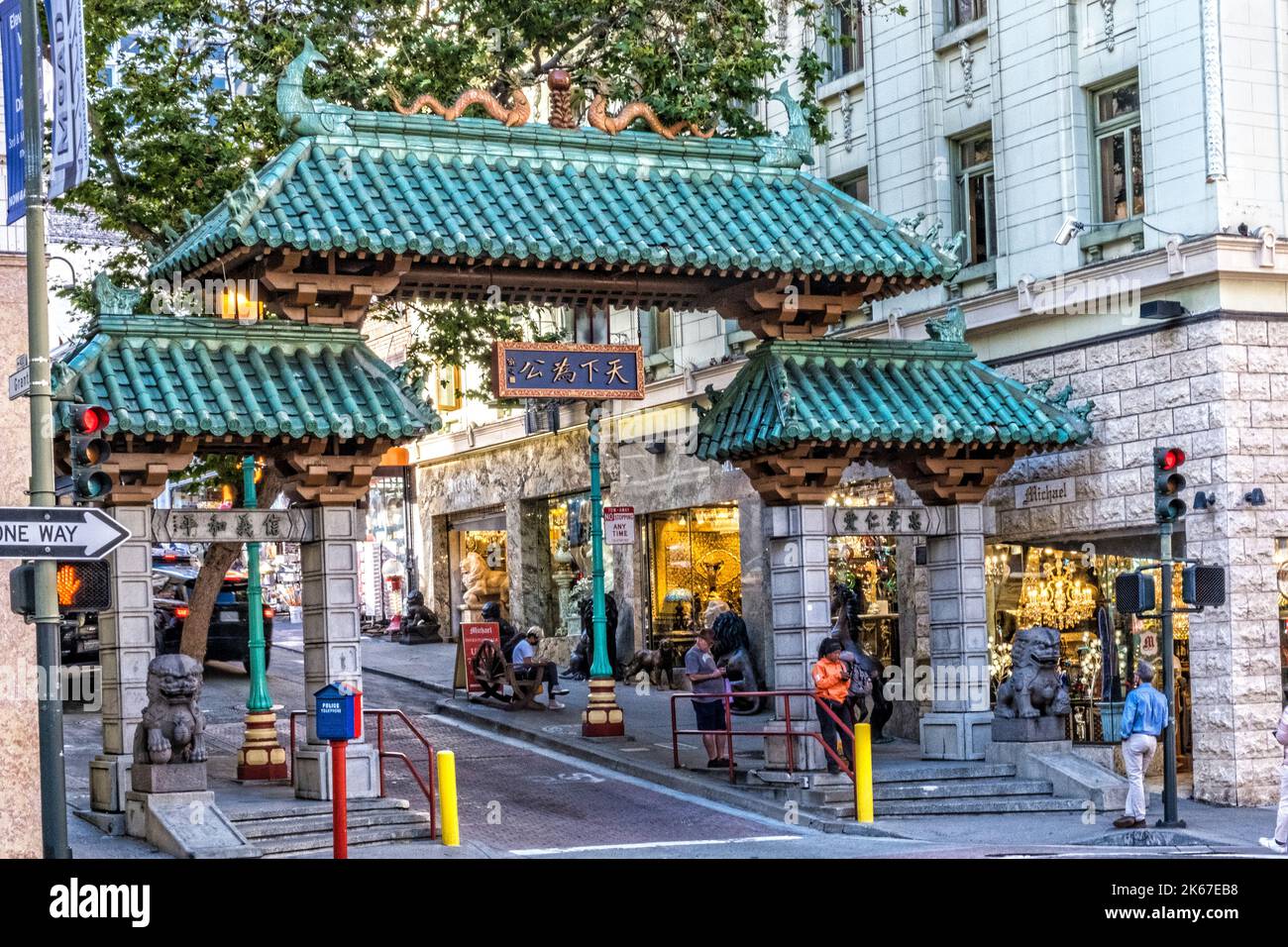 Dragon Gate, l'autentico arco rivolto a sud verso Chinatown a Bush and Grant, San Francisco, California Foto Stock