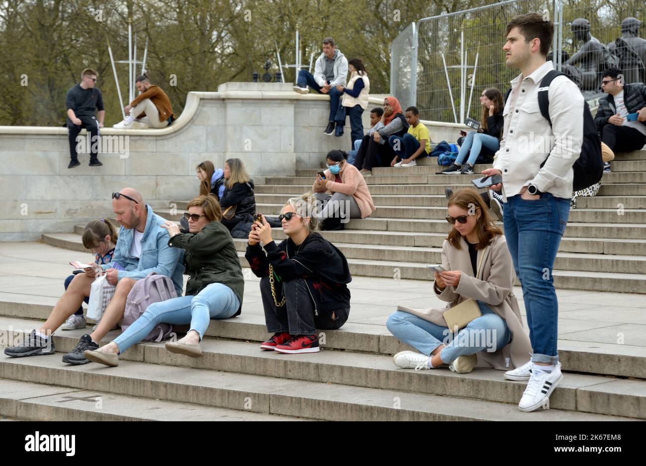 Turisti fuori da Buckingham Palace, Londra Foto Stock