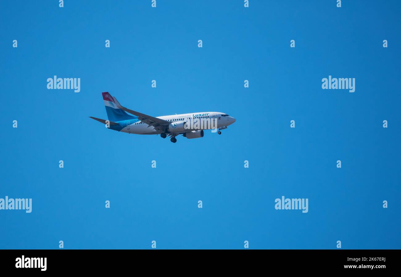 aereo forma luxair nel cielo blu all'arrivo Foto Stock