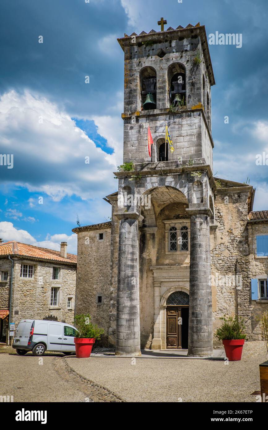La chiesa medievale di Saint Pierre aux Liens nel villaggio di Labeaume nel sud della Francia (Ardeche) Foto Stock