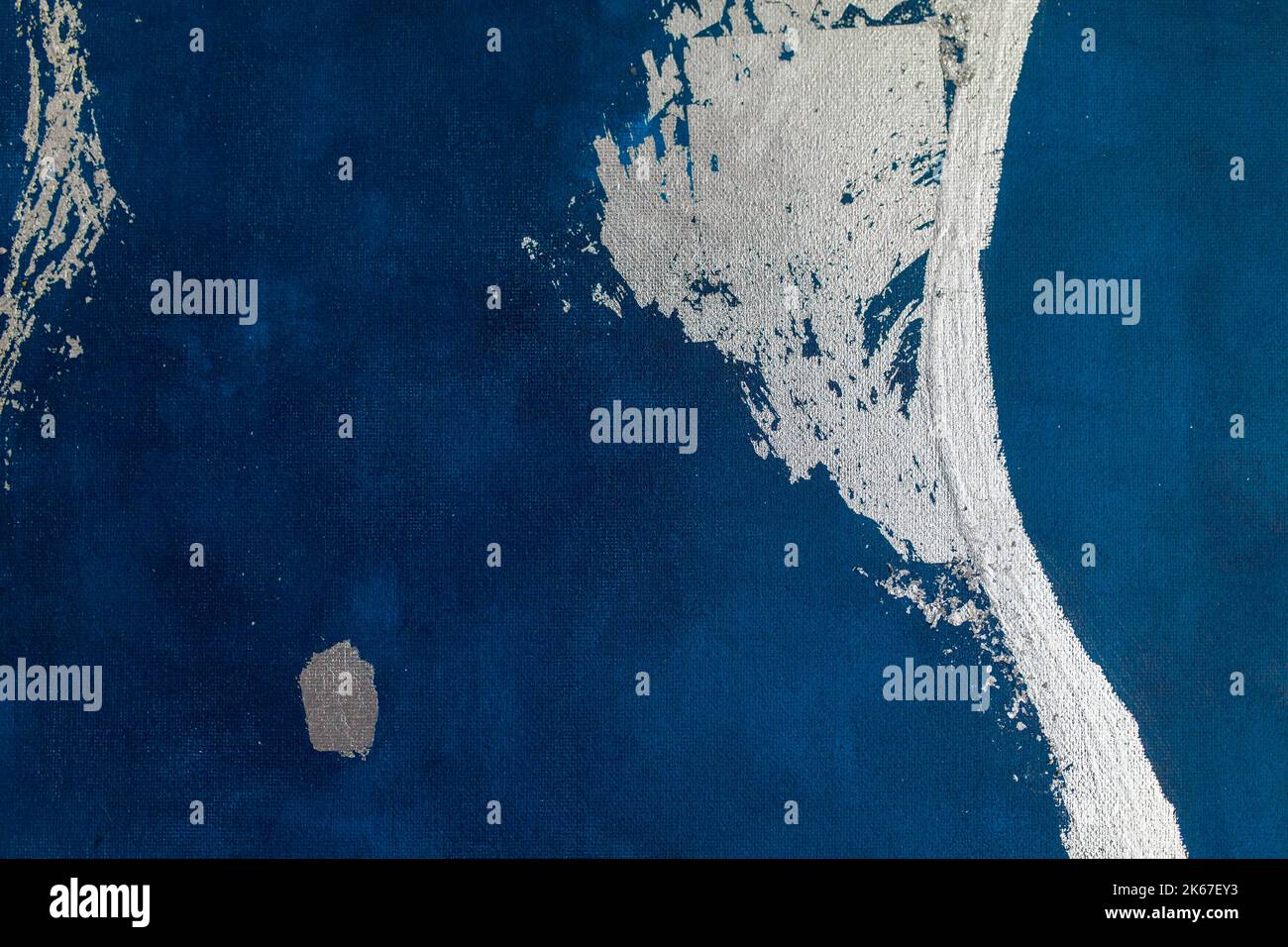 Dettagli astratti di pittura blu con linee argentate e tratti di pennello Foto Stock