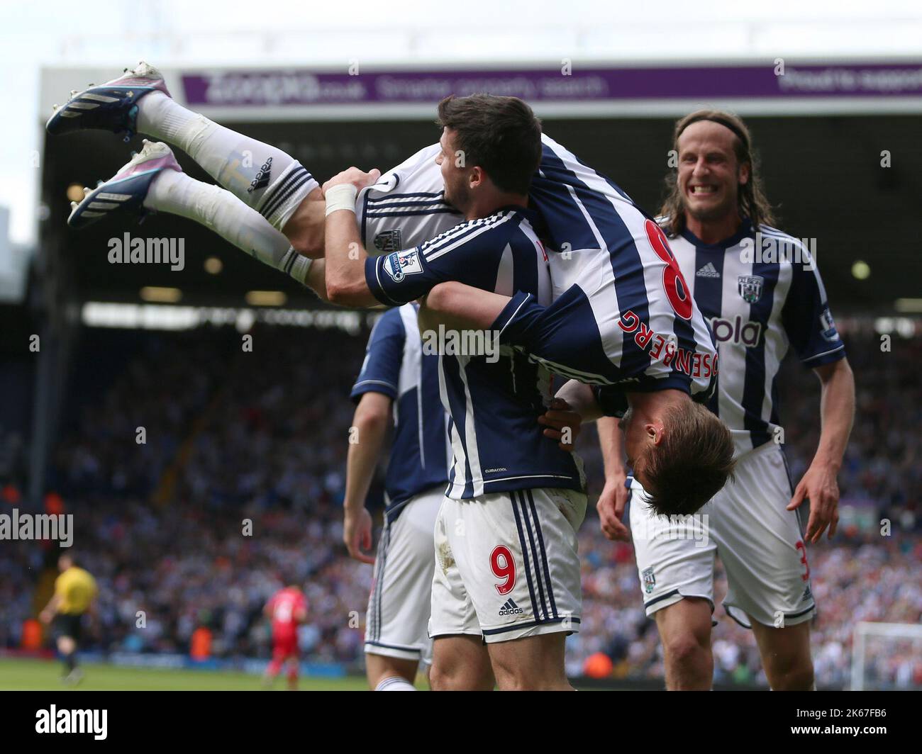 04 maggio 2013 - Calcio - Barclays Premier League Football - West Bromwich Albion Vs Wigan Athletic - Shane Long of West Bromwich Albion celebra dopo aver messo West Bromwich Albion 1-0 in su dando Markus Rosenberg di West Bromwich Albion una spalla ascensore. - Fotografo: Paul Roberts / Pathos. Foto Stock