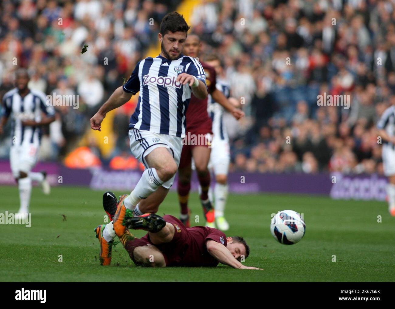 20th ottobre 2012 - Barclays Premier League - West Bromwich Albion Vs. Manchester City - James Milner di Manchester City abbattere Shane Long di West Bromwich Albion con conseguente invio per il giocatore di Manchester City. - Foto: Paul Roberts / Pathos. Foto Stock