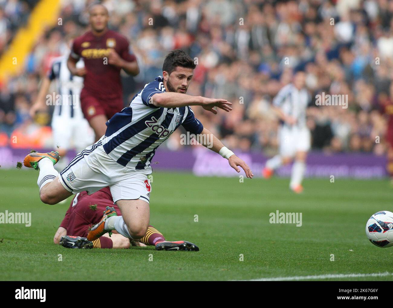 20th ottobre 2012 - Barclays Premier League - West Bromwich Albion Vs. Manchester City - James Milner di Manchester City abbattere Shane Long di West Bromwich Albion con conseguente invio per il giocatore di Manchester City. - Foto: Paul Roberts / Pathos. Foto Stock
