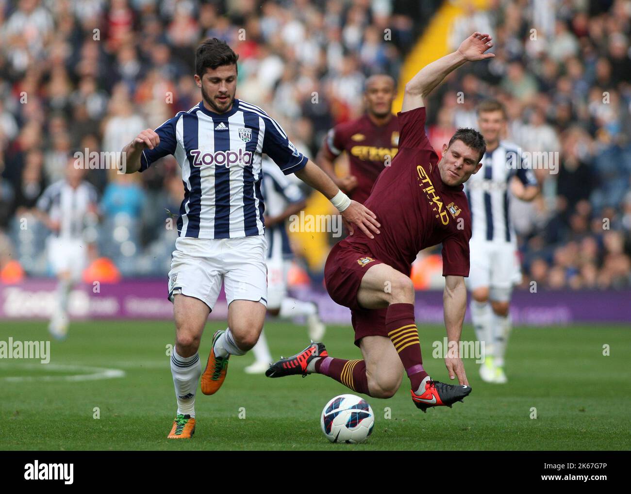 20th ottobre 2012 - Barclays Premier League - West Bromwich Albion Vs. Manchester City - James Milner di Manchester City affondo a Shane Long di West Bromwich Albion con conseguente invio per il giocatore di Manchester City - Foto: Paul Roberts / Pathos. Foto Stock