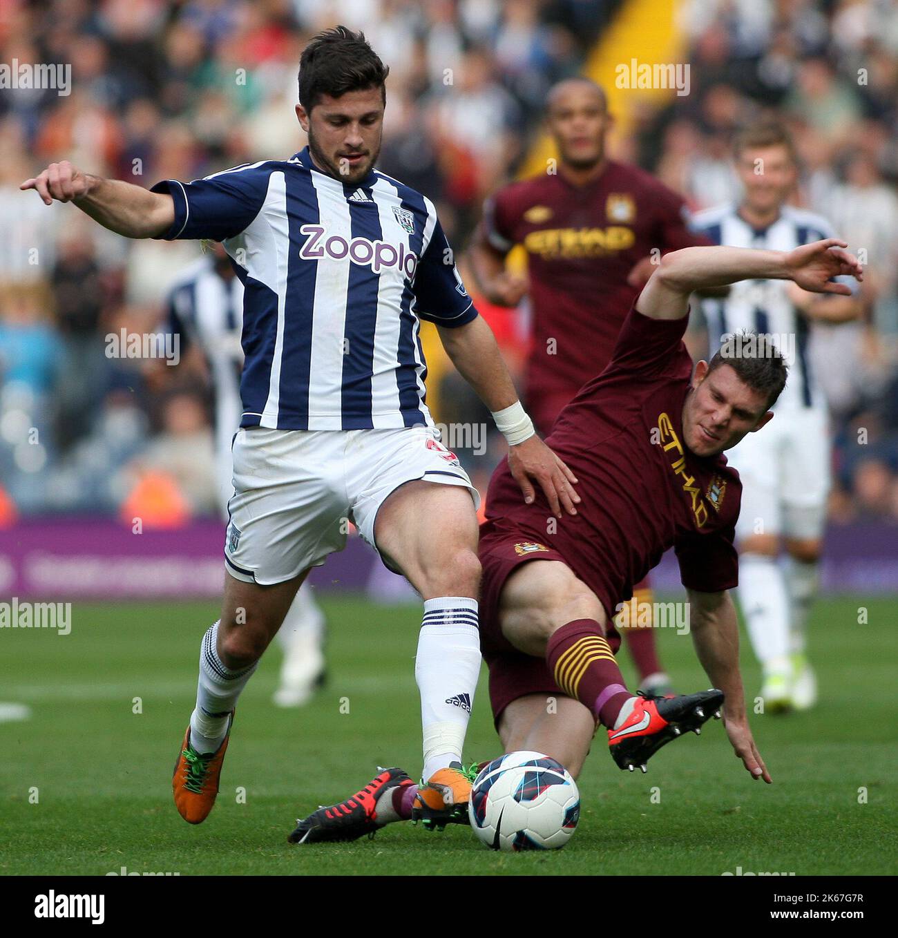 20th ottobre 2012 - Barclays Premier League - West Bromwich Albion Vs. Manchester City - James Milner di Manchester City affondo a Shane Long di West Bromwich Albion con conseguente invio per il giocatore di Manchester City - Foto: Paul Roberts / Pathos. Foto Stock