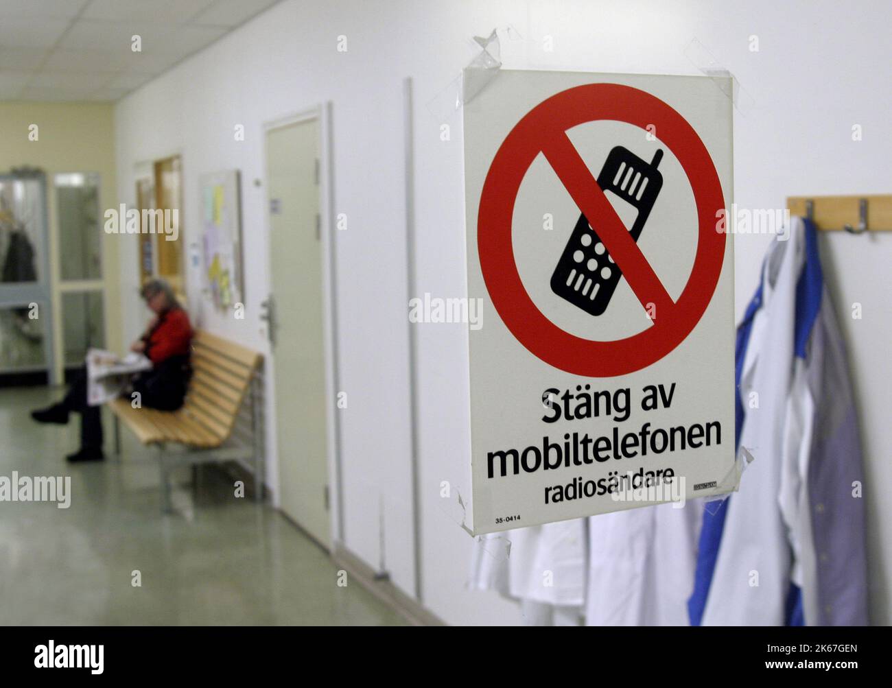 Linköping University Hospital, Linköping, Svezia. Nella foto: Segnali su una porta, sullo spegnimento del telefono cellulare, verso l'unità auto intensiva. Foto Stock