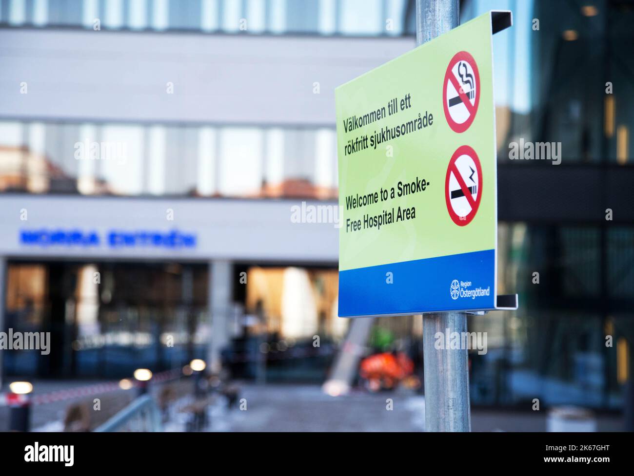 Segni di divieto di fumo nell'area ospedaliera degli Stati Uniti, University Hospital di Linköping, Svezia. Foto Stock