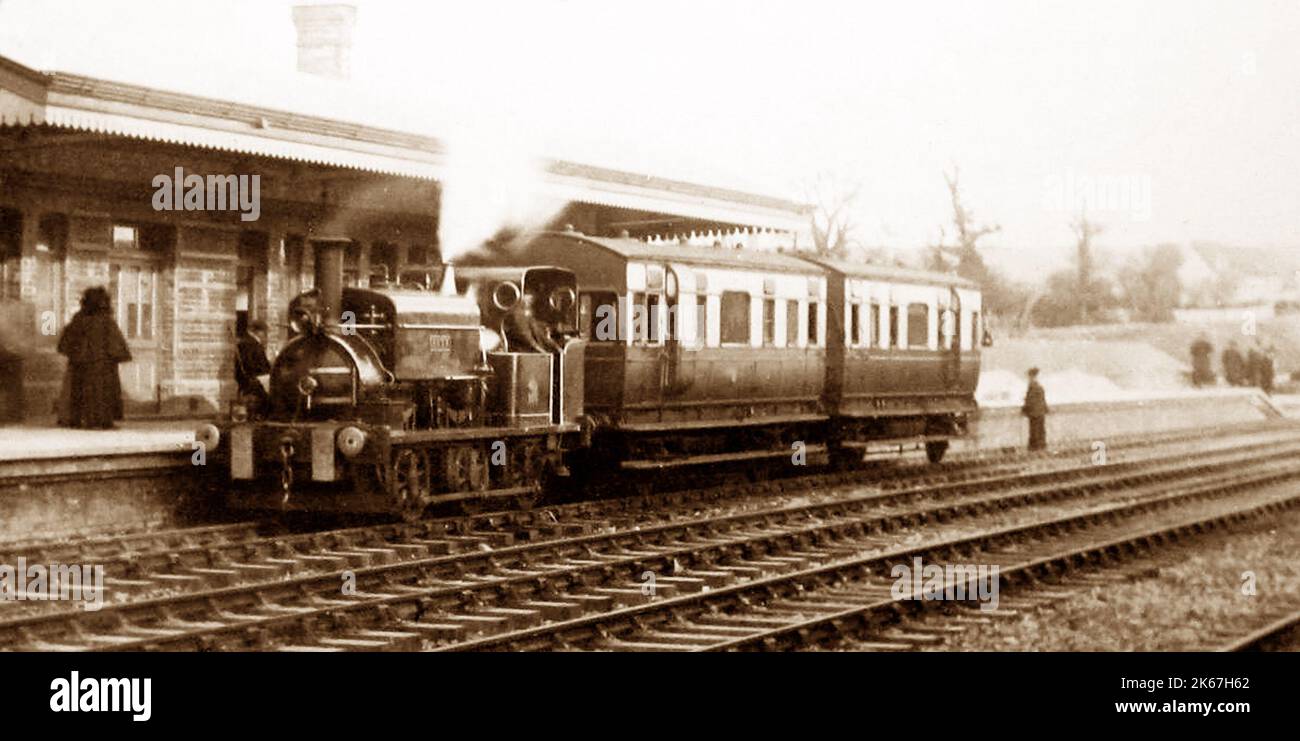 Primo treno alla stazione ferroviaria di Chipping Sodbury nel 1903 Foto Stock