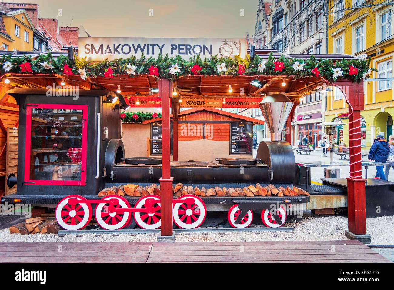 Wroclaw, Polonia - 2019 dicembre: Famoso mercatino di Natale polacco nella piazza medievale del mercato Rynek. Foto Stock