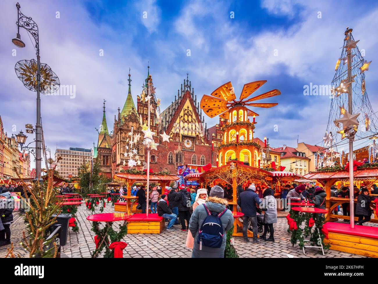 Wroclaw, Polonia - 2019 dicembre: Famoso mercatino di Natale polacco in piazza medievale Rynek Marquet. Foto Stock