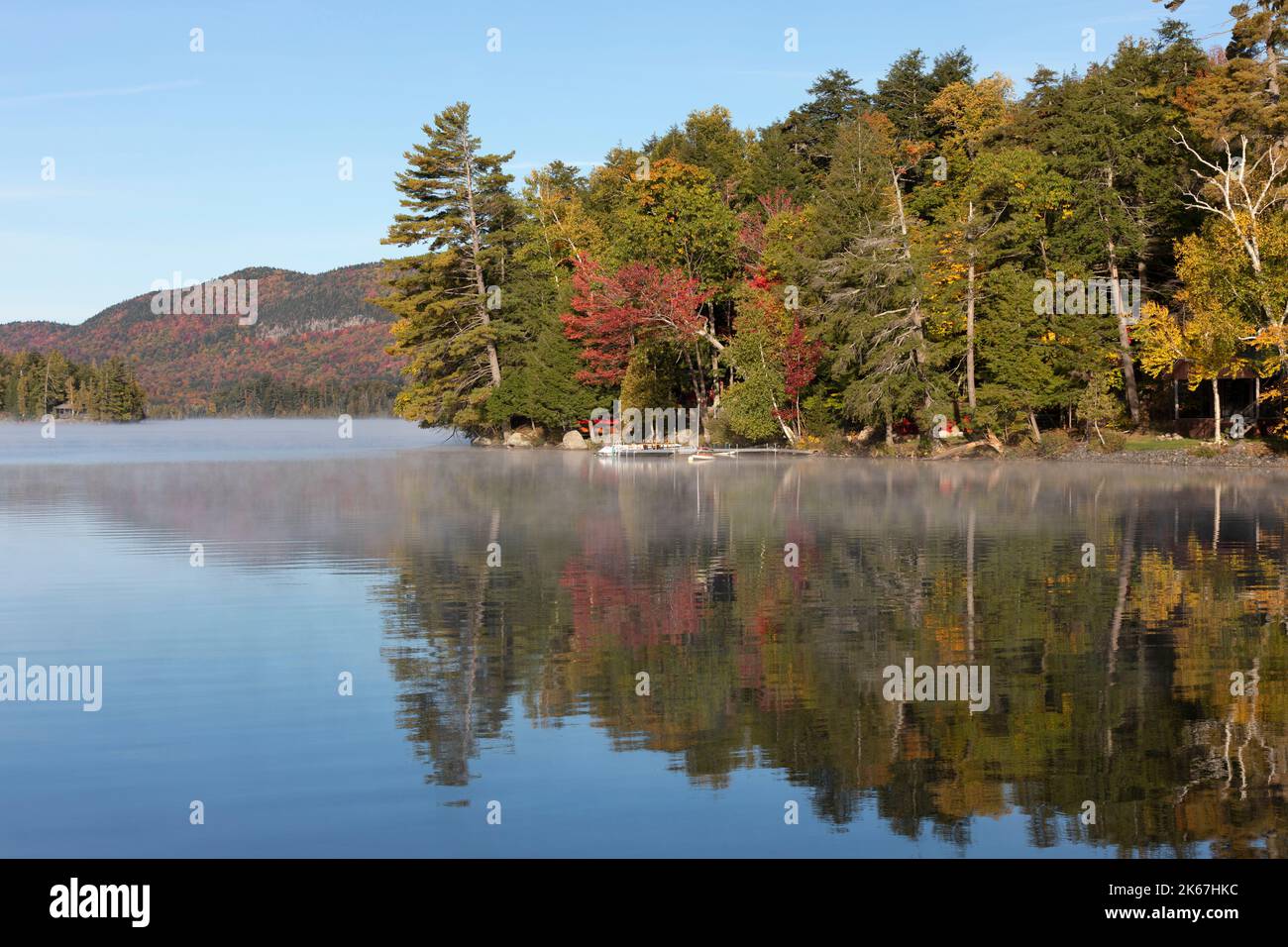 Fogliame autunnale, lago Blue Mountain, Adirondacks, New York Foto Stock