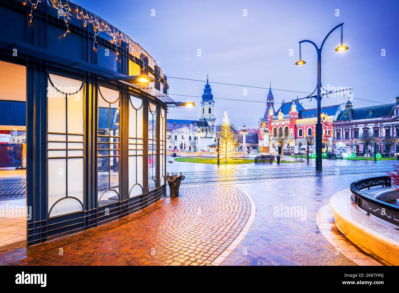 Oradea, Romania. Stazione del tram in Union Square, sfondo del viaggio Crisana-Transilvania. Foto Stock