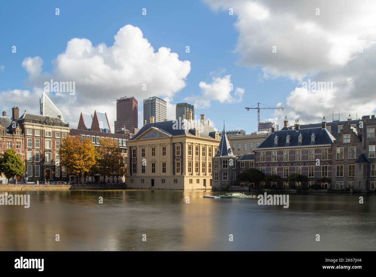 Il Mauritshuis e il Binnenhof a hofvijver, l'Aia, Paesi Bassi Foto Stock