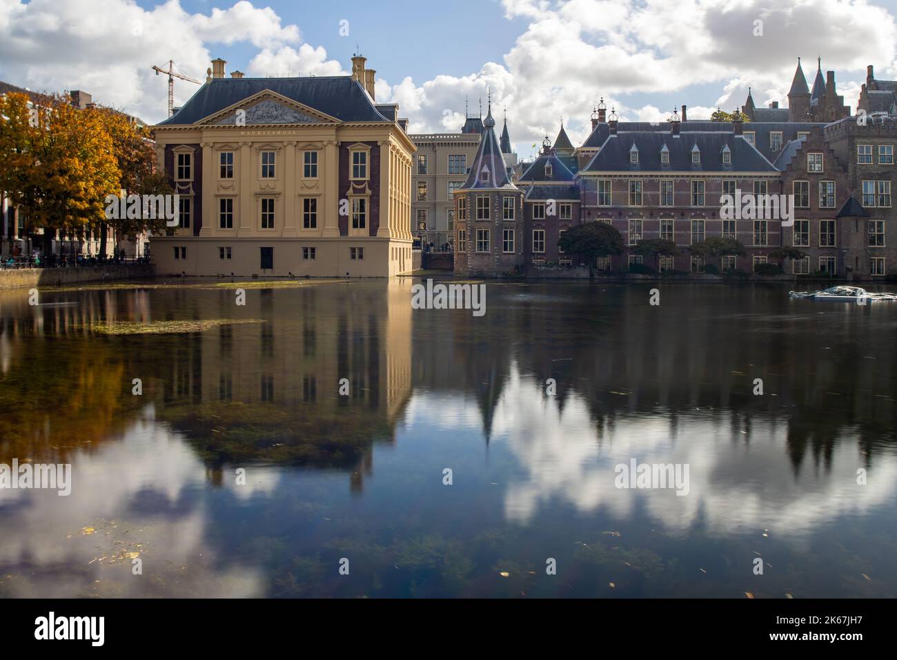 Il Mauritshuis e il Binnenhof a hofvijver, l'Aia, Paesi Bassi Foto Stock