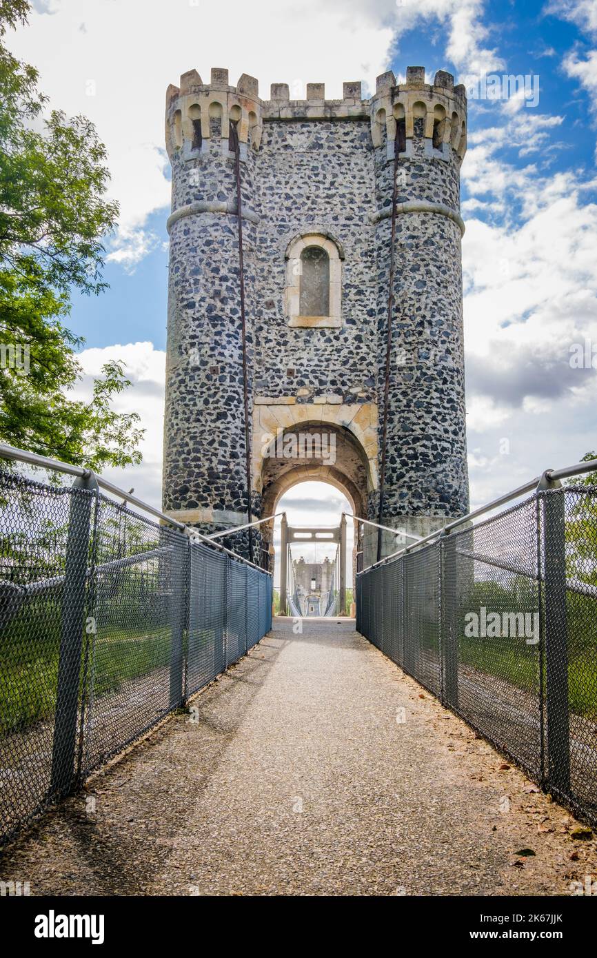 Il vecchio ponte sospeso sul fiume Rodano a Rochemaure, nel sud della Francia (Ardeche) Foto Stock