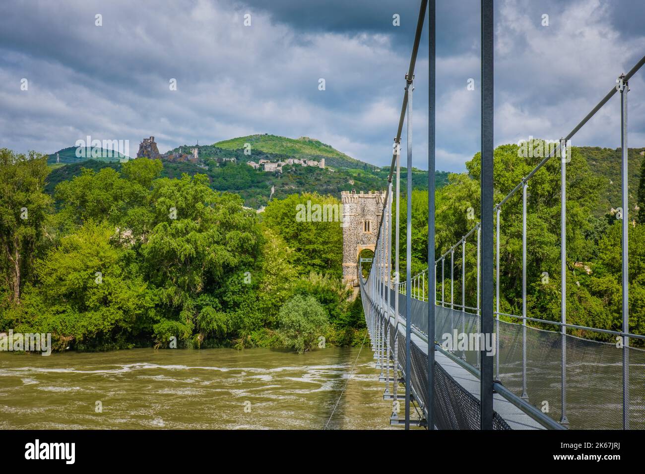 Il vecchio ponte sospeso sul fiume Rodano a Rochemaure, nel sud della Francia (Ardeche) Foto Stock