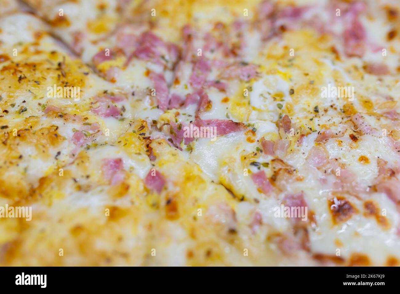 Pasta pizza carbonara con pancetta extra e formaggio Foto Stock