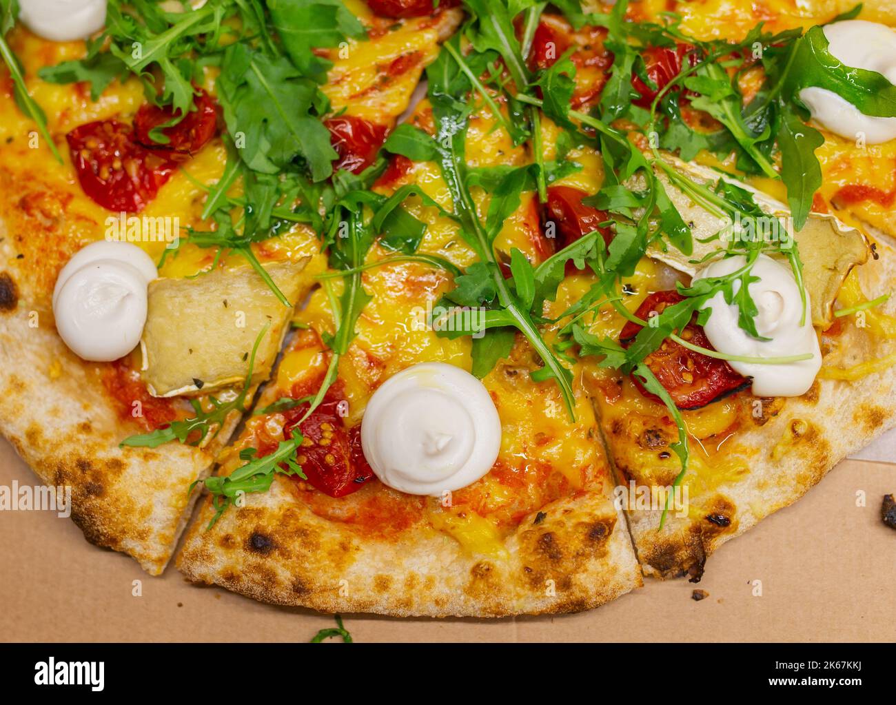 Rucola o rucola diversi tipi di formaggio pizza italiana Foto Stock