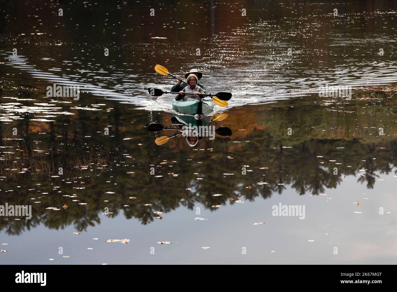 Coppia kayak sul lago Chocorua New Hampshire Foto Stock