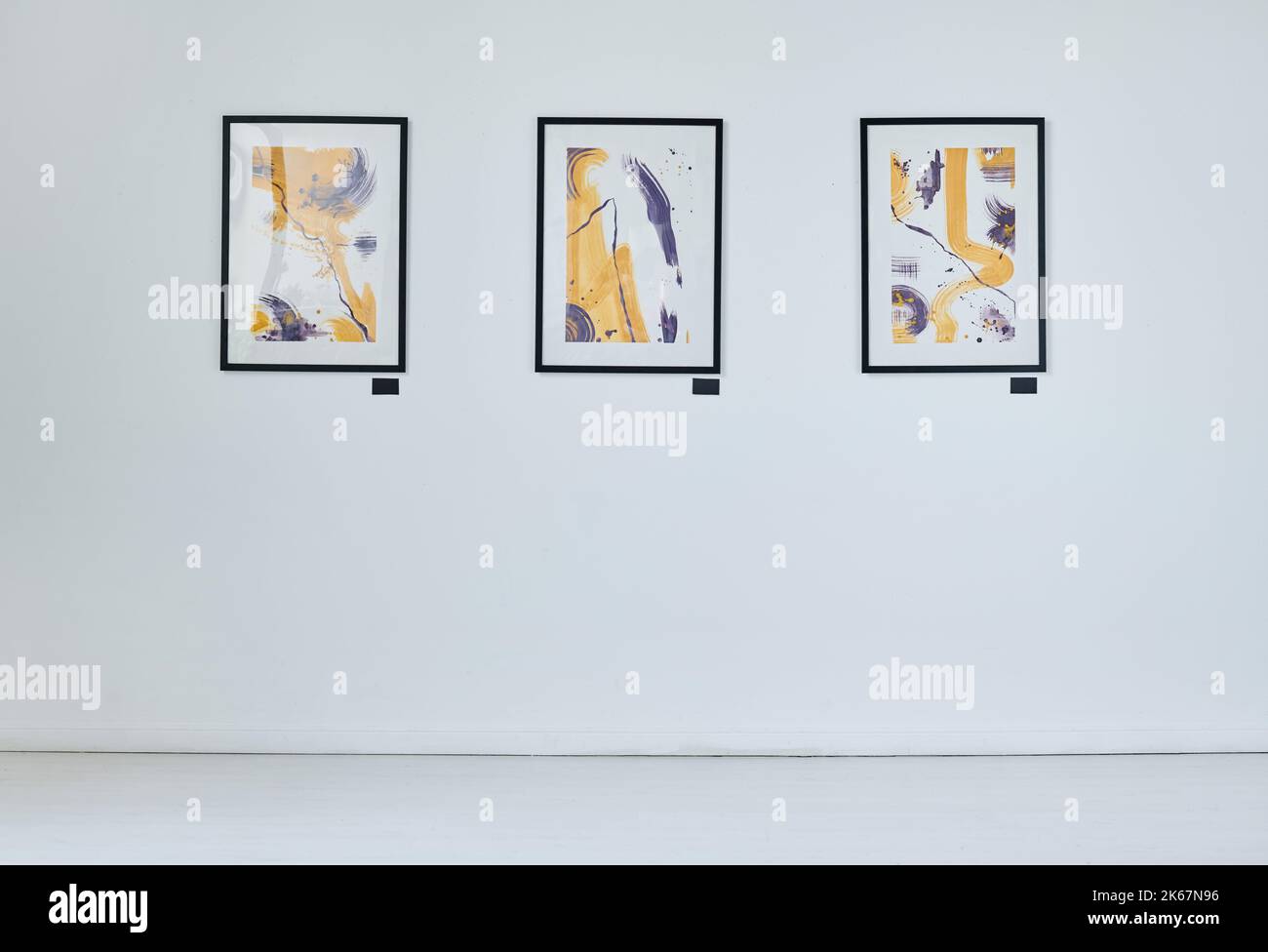 Immagine orizzontale della galleria d'arte con quadri moderni sulla parete Foto Stock