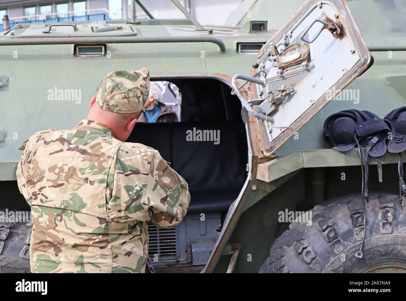 Militare vicino a un veicolo militare di terra corazzato russo Foto Stock
