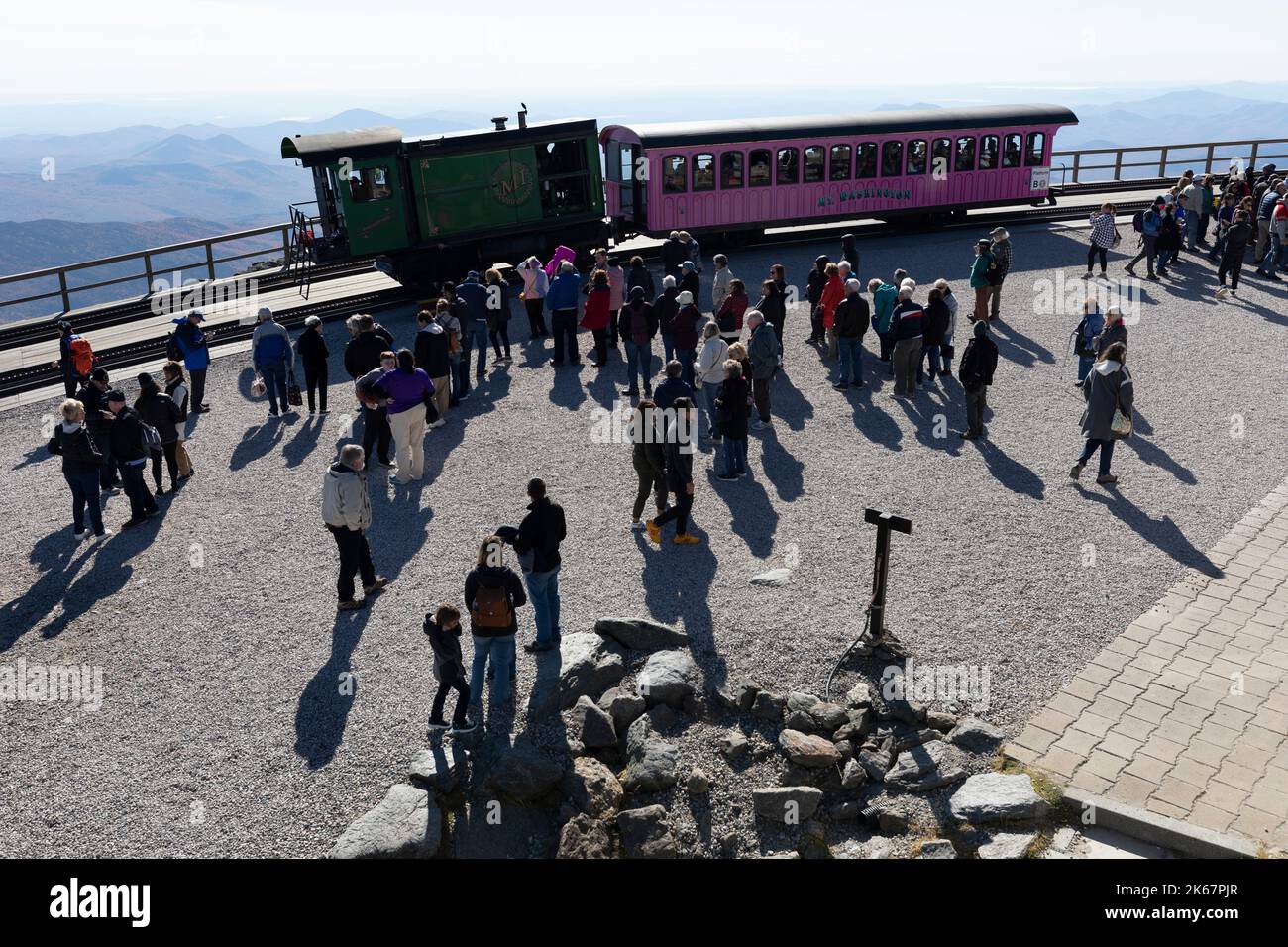 Una folla di passeggeri aspetta di salire a bordo dei treni sulla Mount Washington Cog Railway, in cima Foto Stock