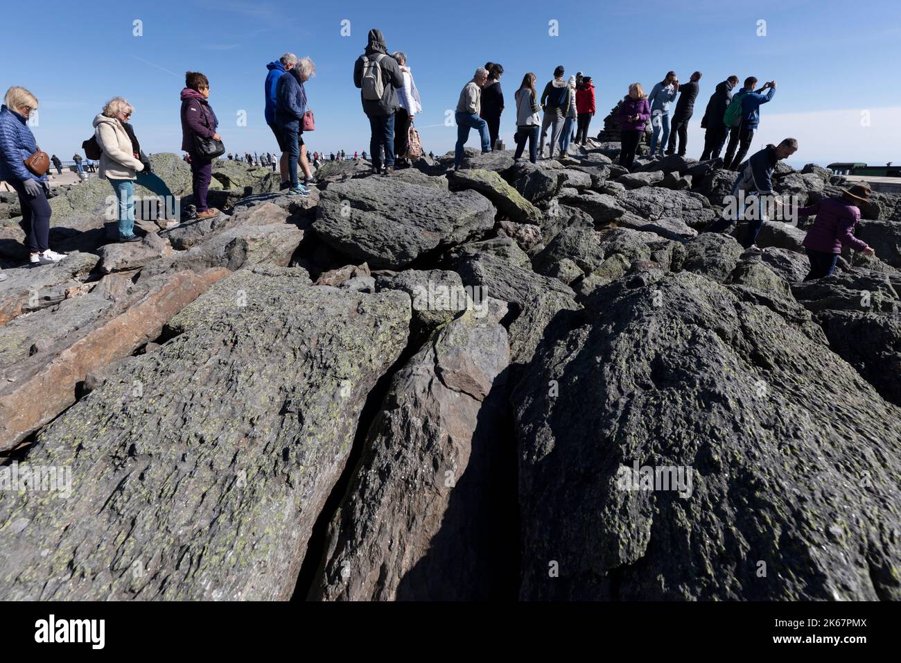 I turisti si allineano per selfie alla cima del Monte Washington, White Mountain National Forest, New Hampshire Foto Stock