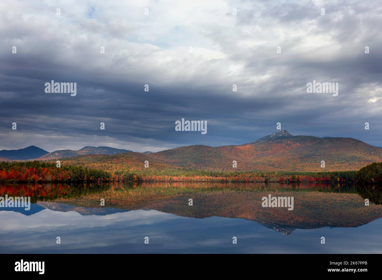 Riflessi fogliame caduta sul lago Chocorua New Hampshire Foto Stock