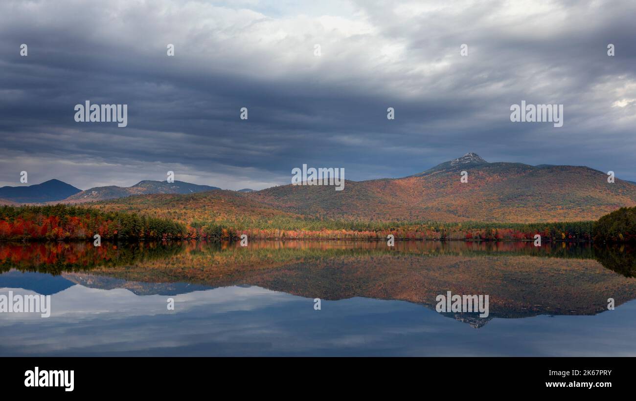 Riflessi fogliame caduta sul lago Chocorua New Hampshire Foto Stock