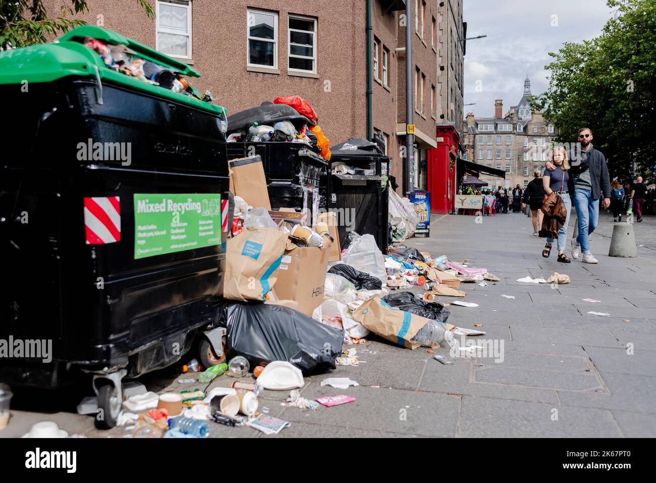 Scene di oltre che scorrere i bidoni sul Grassmarket a Edimburgo come azione industriale per 12 giorni ha significato i bidoni non sono svuotati. Credito: Euan Cherry Foto Stock