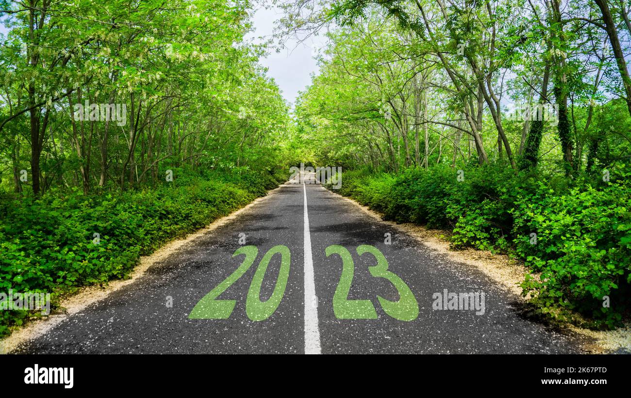 Happy New Year 2023 sta arrivando concept con 2023 testo su strada. L'immagine fotografica può essere utilizzata come display di grandi dimensioni, stampa, banner di siti Web, post sui social media. Foto Stock