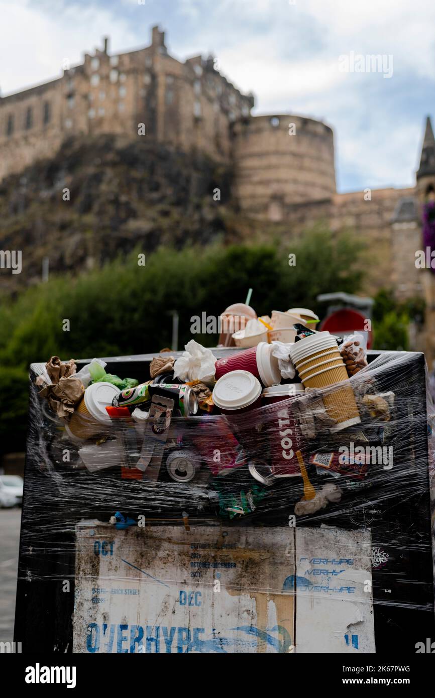 Scene di oltre che scorrere i bidoni sul Grassmarket a Edimburgo come azione industriale per 12 giorni ha significato i bidoni non sono svuotati. Credito: Euan Cherry Foto Stock