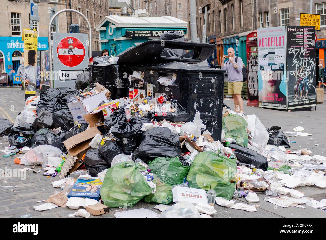 Scene di oltre che scorrere i bidoni sul Grassmarket a Edimburgo come azione industriale per 12 giorni ha significato i bidoni non sono svuotati. Credito: Euan Cherry Foto Stock