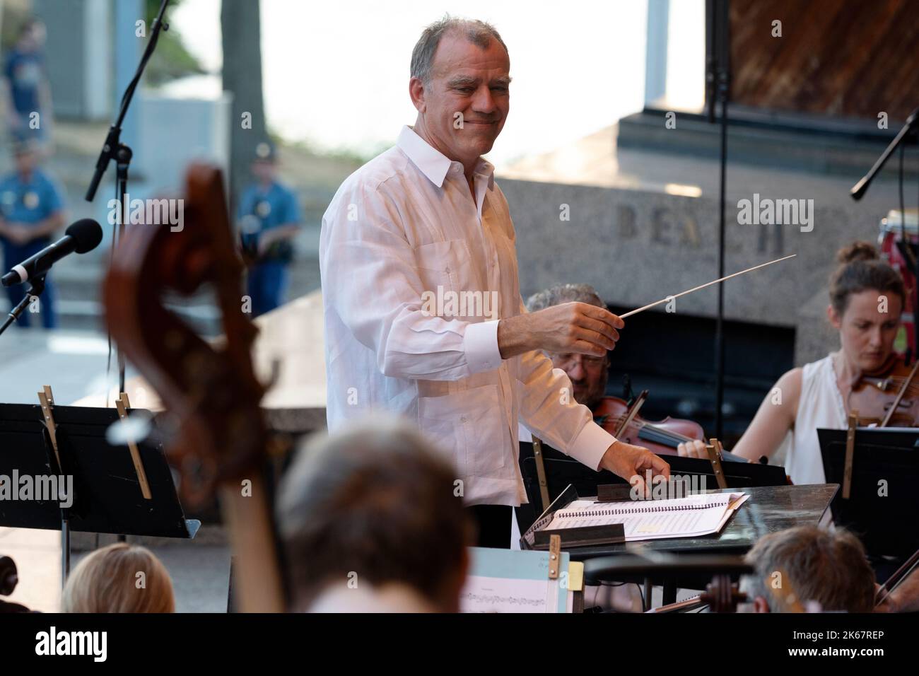 Christopher Wilkins conduce il concerto estivo all'aperto della Boston Landmarks Orchestra all'Hatch Shell sull'Esplanade, Boston, Massachusetts Foto Stock