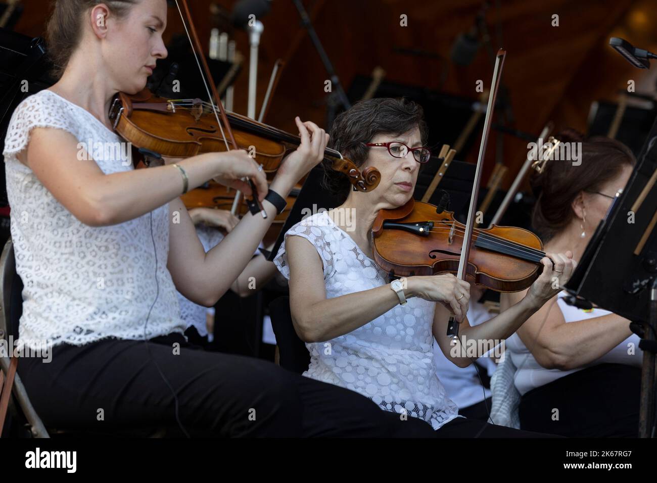 Concerto estivo all'aperto della Boston Landmarks Orchestra all'Hatch Shell sull'Esplanade, Boston, Massachusetts Foto Stock